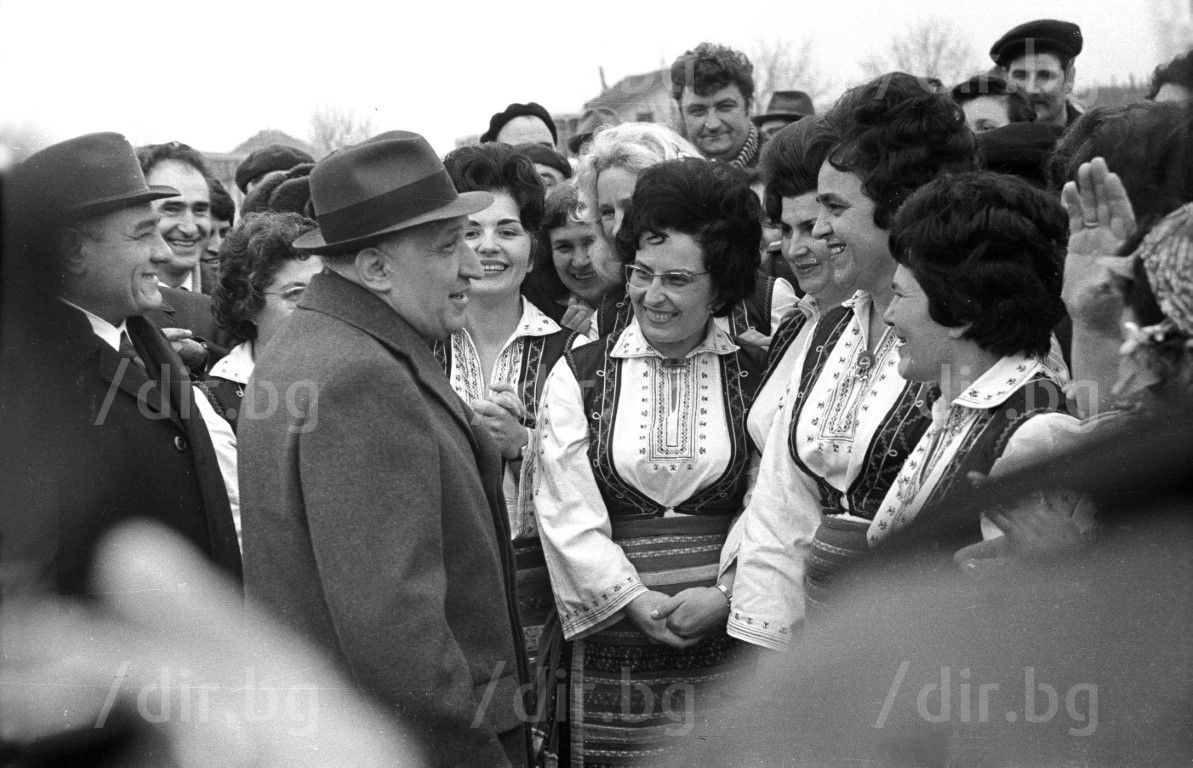 14 февруари 1973 г.: Тодор Живков говори със специално облечените в народни носии жени на лозето
