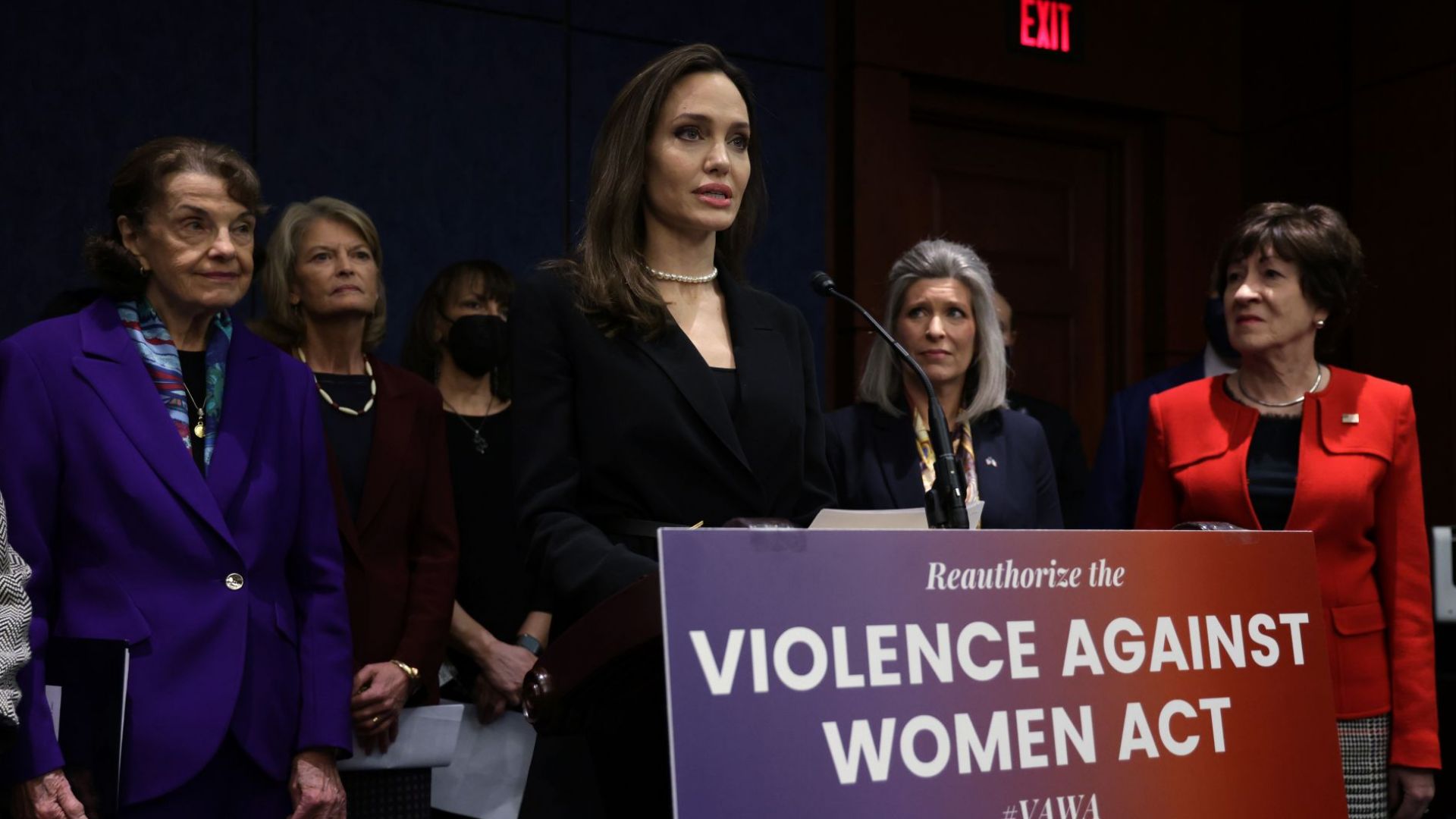 Анджелина Джоли подкрепи закон за защита от домашно насилие