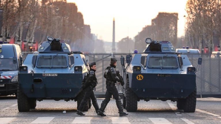 Полицията в Париж задържа над 80 участници във вчерашния протест