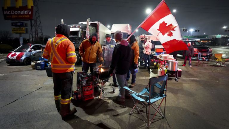 Конвой от камиони се отправи към летището на Отава, което