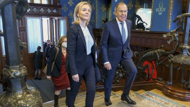 Великобритания обяви нови санкции срещу Кремъл докато британските граждани бяха