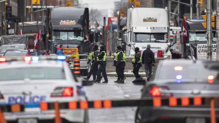 Няколко столици в Европа забраниха антиваксърски шествия с камиони, наподобяващи