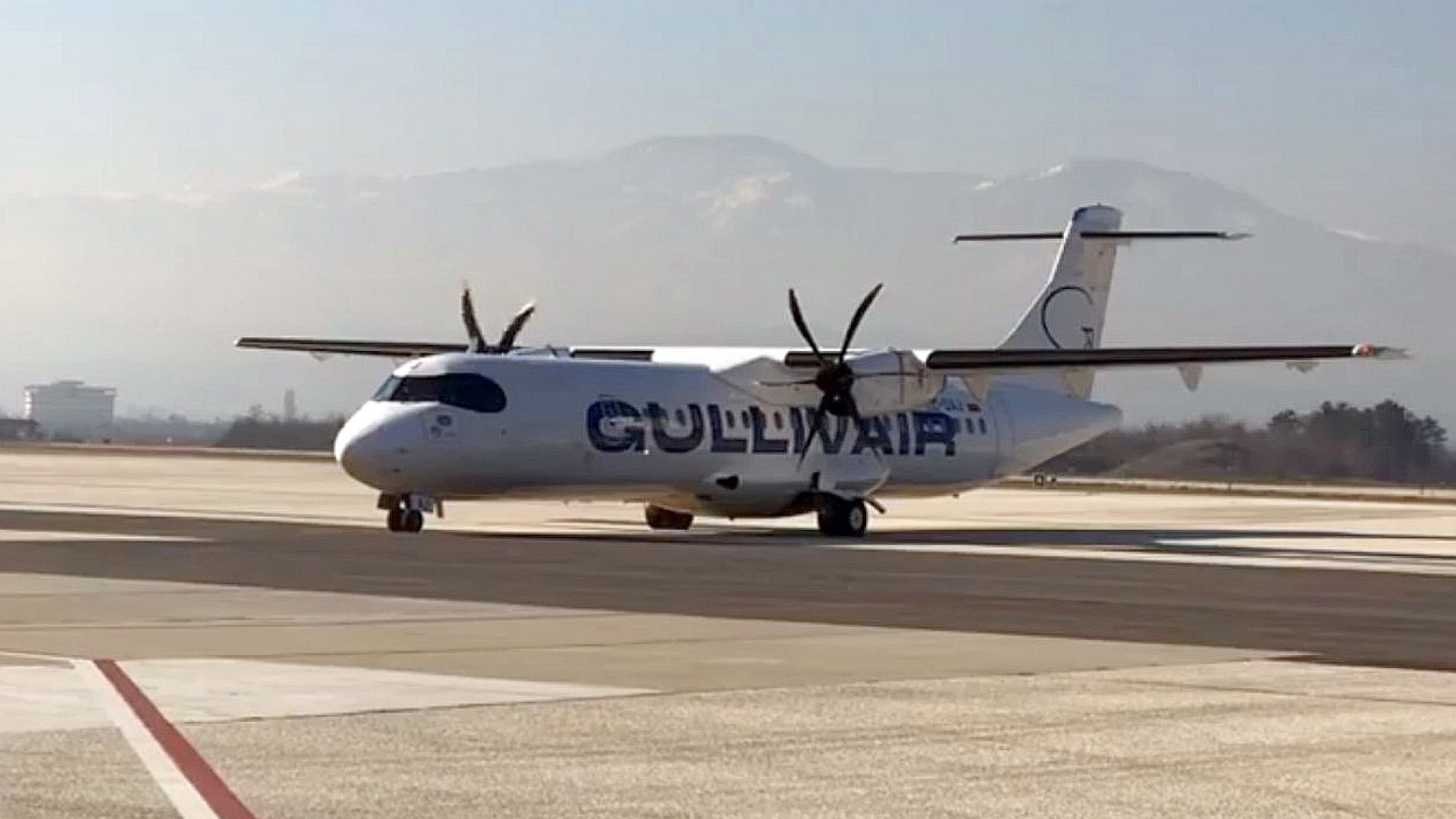 "Гъливер" спира полетите до Скопие и Тирана седмици след старта им   