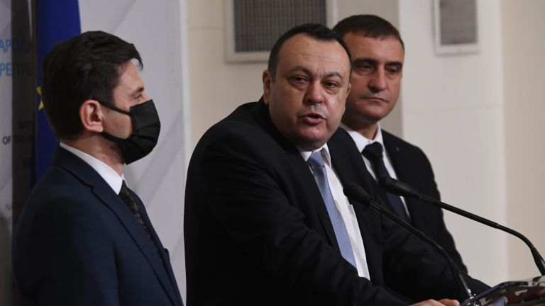 ДПС дава на прокуратурата финансовия министър Асен Василев заради превишени,