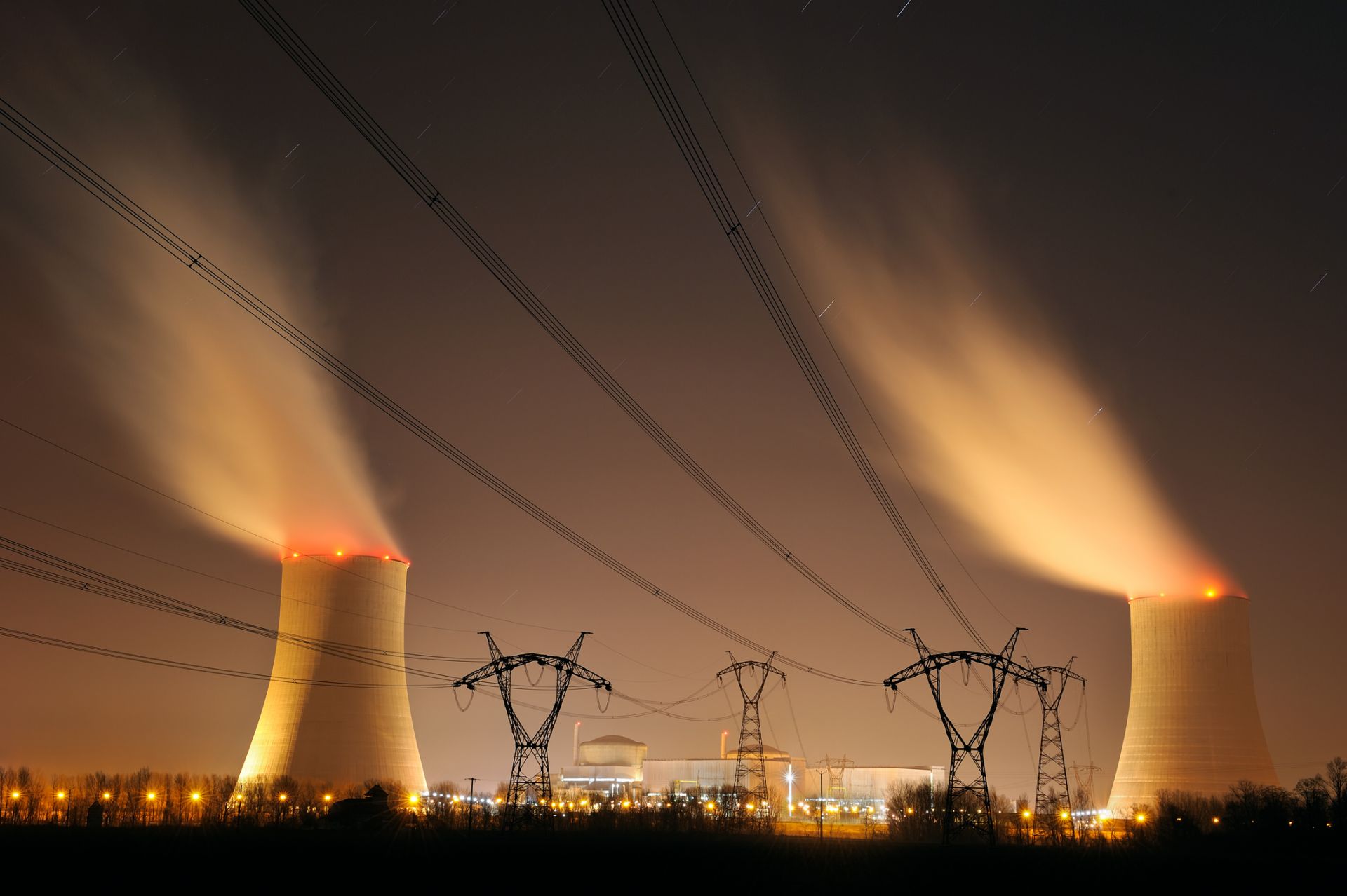 Макрон ще "рестартира" френската атомна енергетика, за да намали емисиите