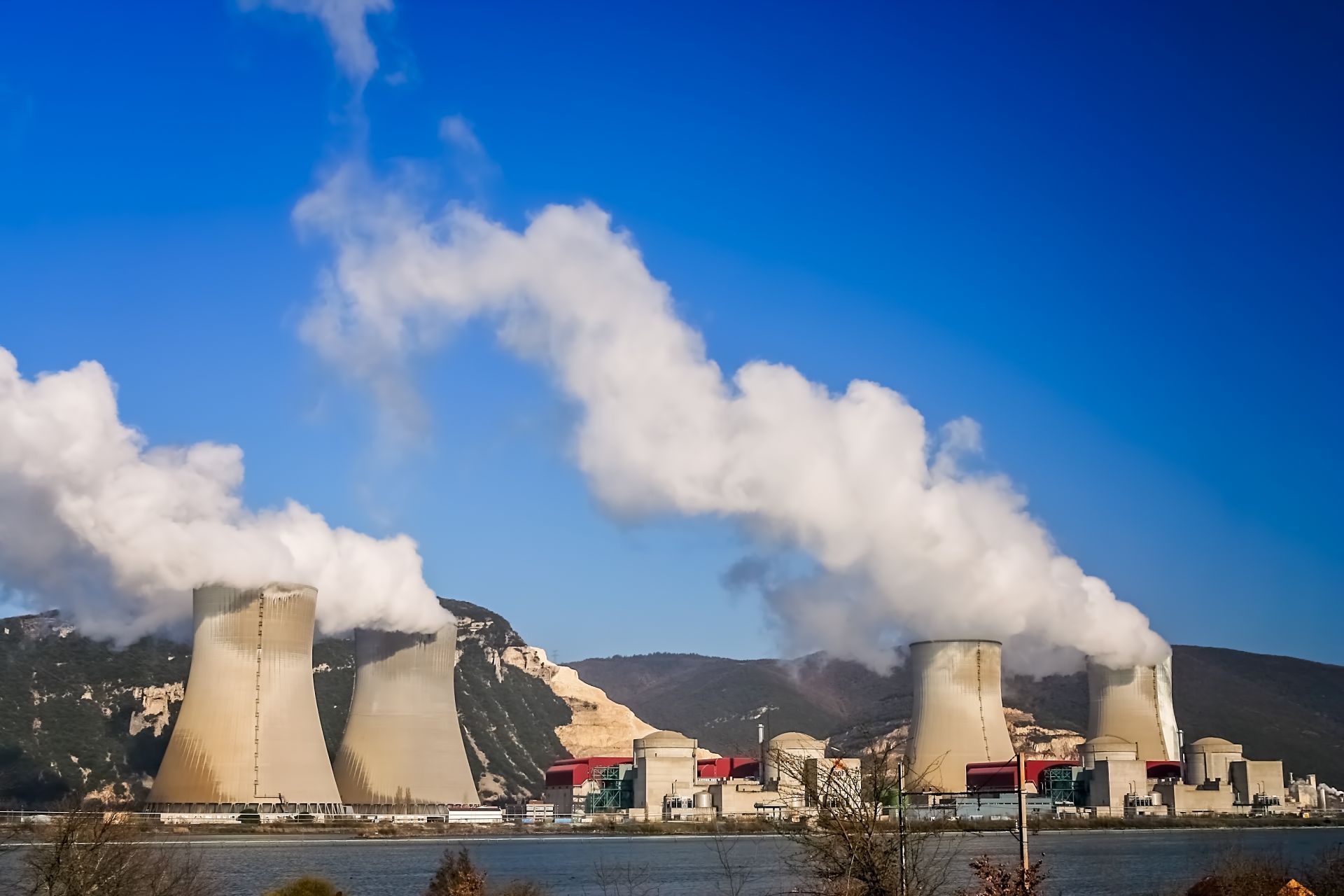 Макрон ще "рестартира" френската атомна енергетика, за да намали емисиите