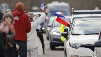 Автоколони от кемпери леки коли и камиони на протестиращи срещу