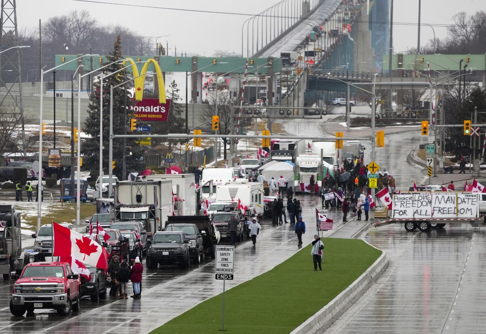Щофьори на камиони и поддръжници блокират достъпа до моста Амбасадор, свързващ Детройт и Уиндзор, 11 февруари