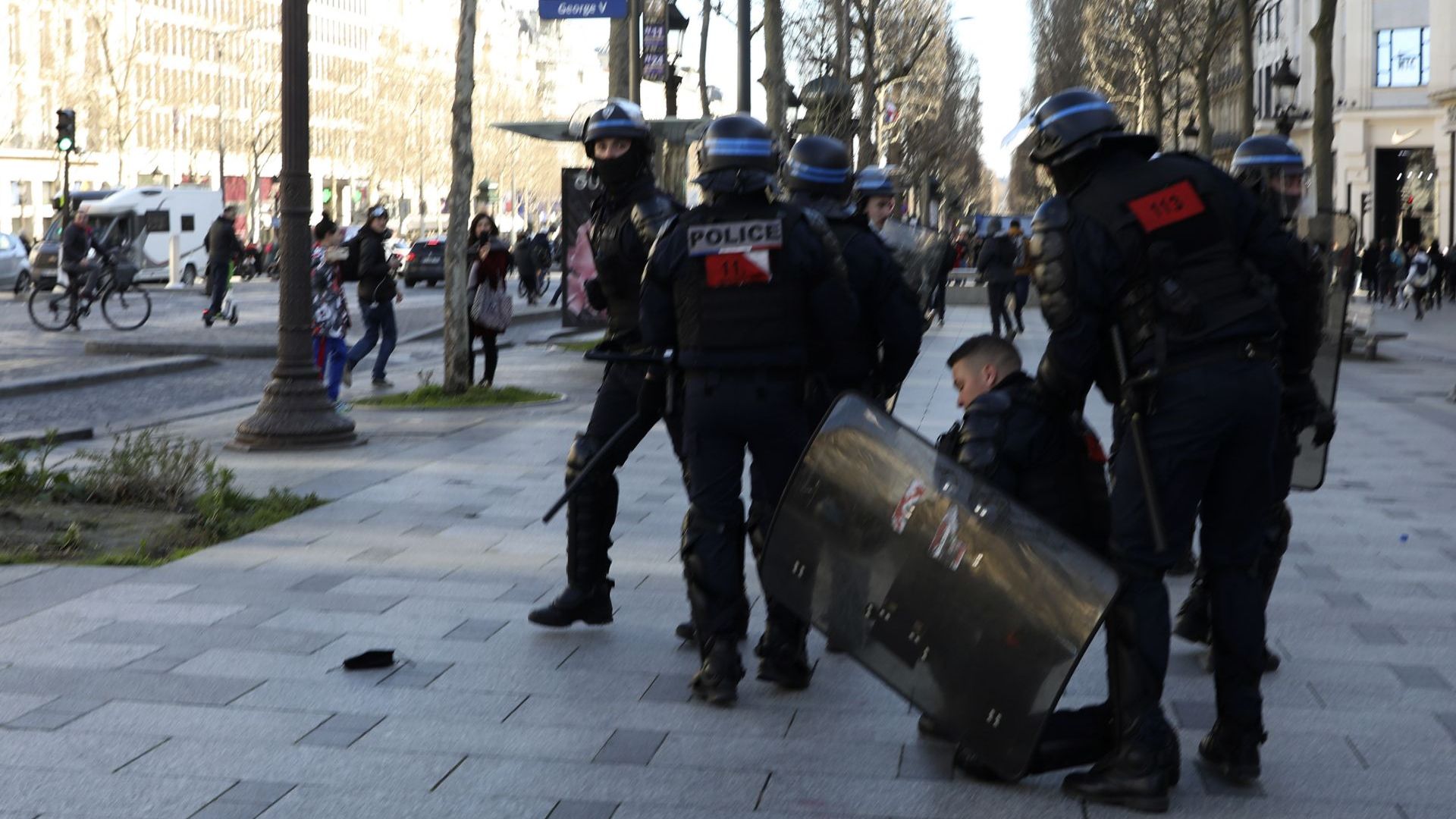 "Конвоят на свободата" успя да влезе в Париж, сблъсъци на "Шанз Елизе" (снимки/видео)