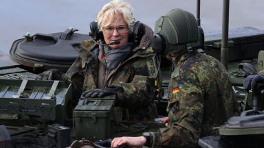Германската министърка на отбраната Кристине Ламбрехт подаде оставка след постоянни