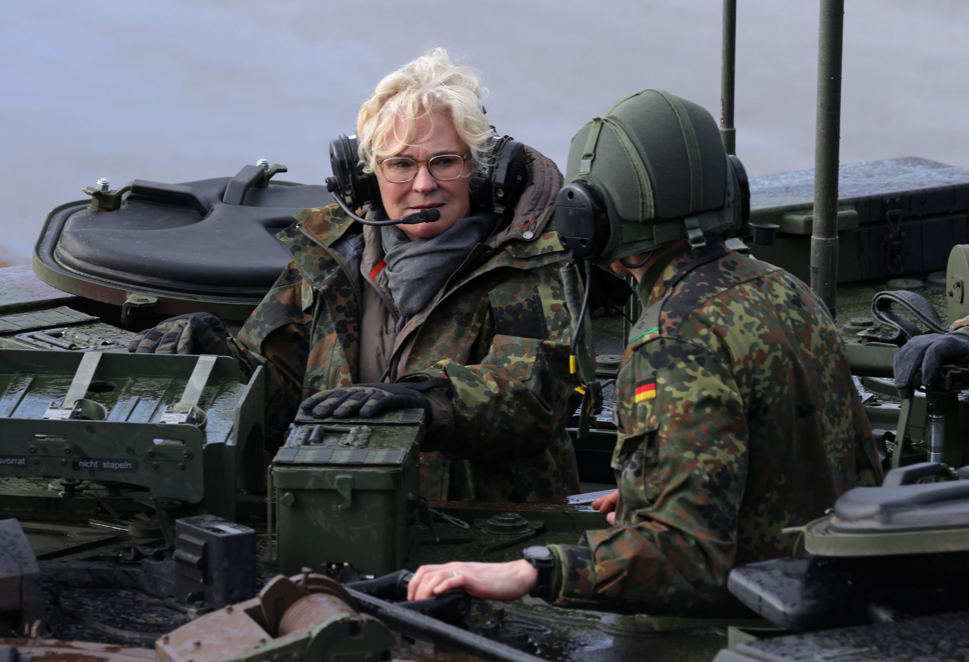 Германският министър на отбраната се качи на военна бронирана кола 