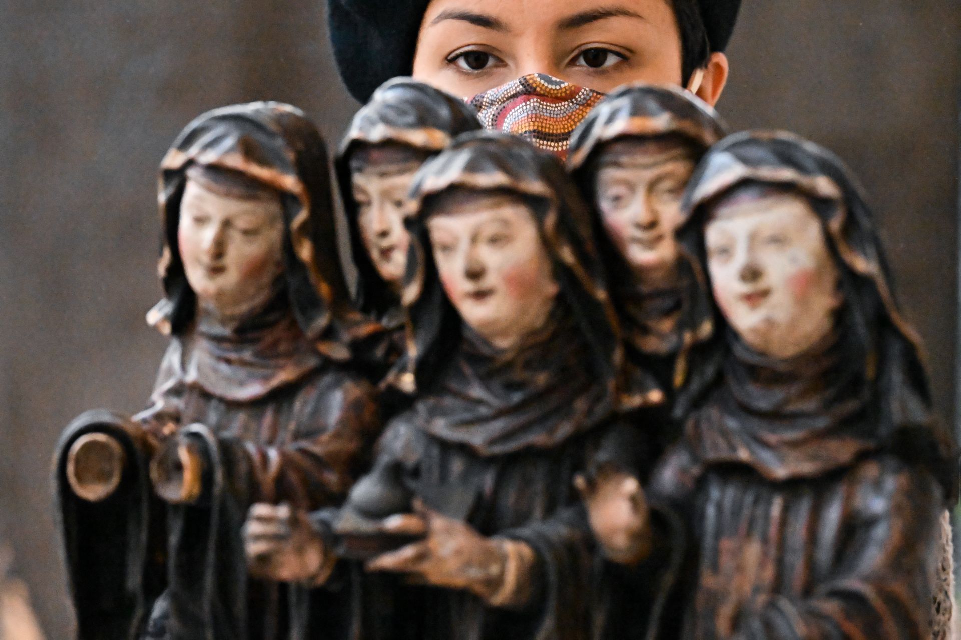 Жена разглежда Св. Валбурга от Айхщат с монахини от т.нар Бърелова Колекция, докато служителите извършват довършителни работи по ремонтирания музей. 