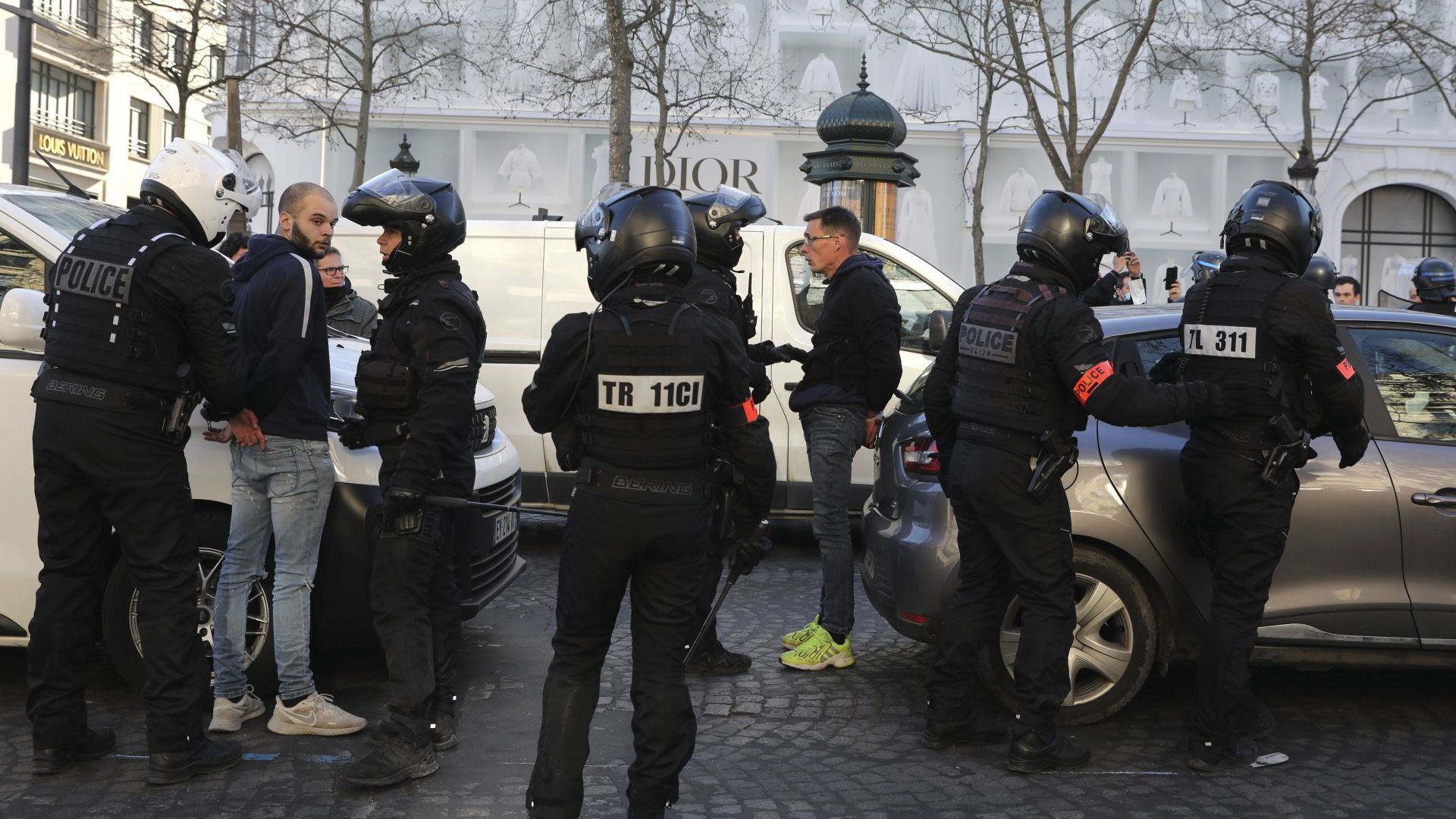 Сблъсъци с полицията в парижко предградие, след като униформен застреля 17-годишен шофьор