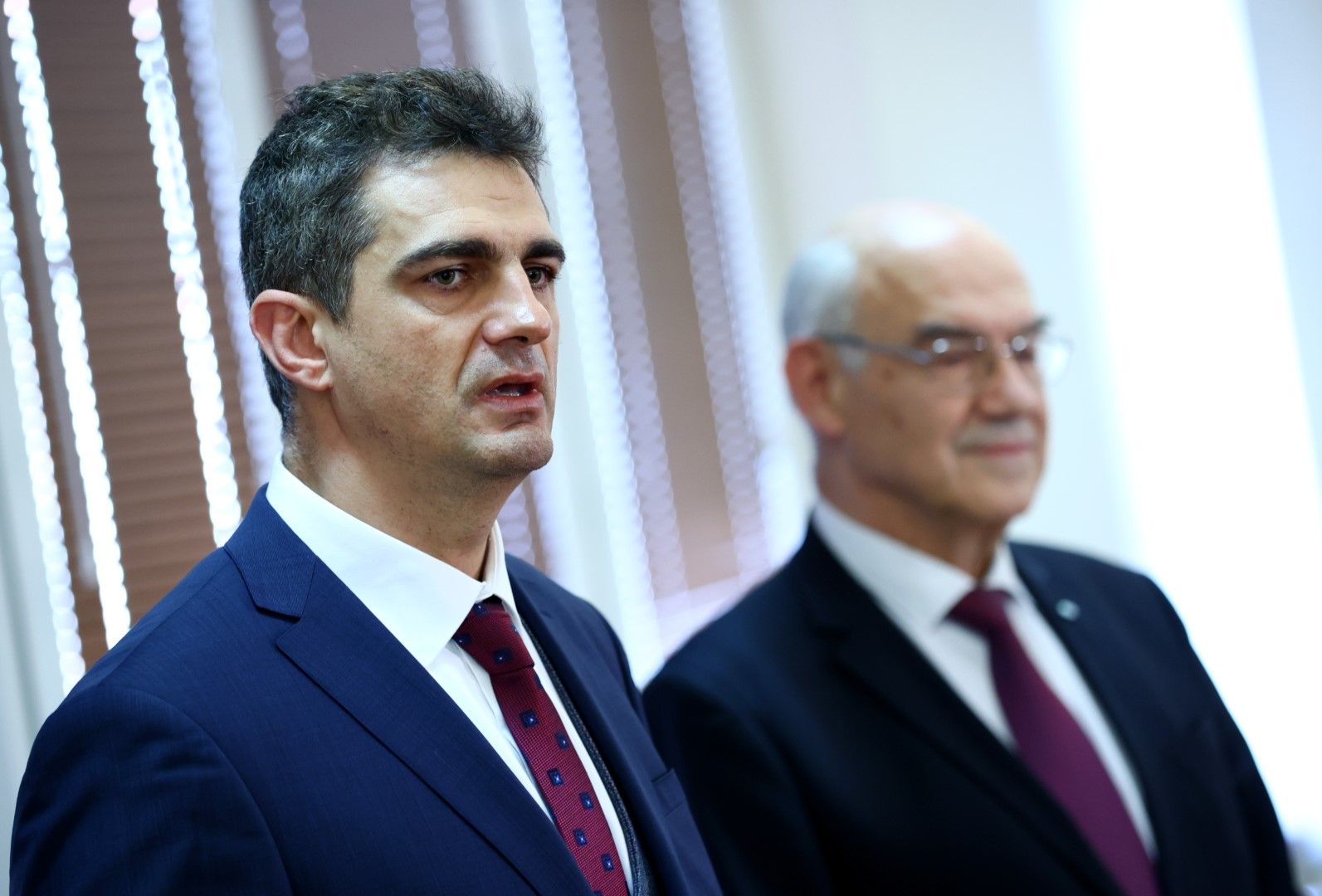 Новоизбраният председател на КЕВР Станислав Тодоров (вляво) приема поста от Иван Иванов, 10 февруари