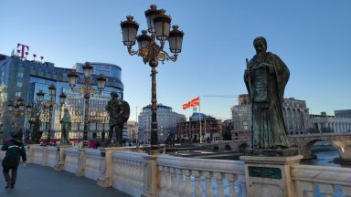 Изрисуваха с нацистка свастика български паметник в Скопие 