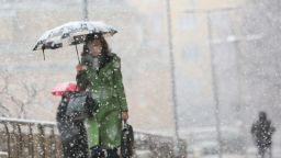 Зимата идва: НИМХ обяви жълт код за сняг и поледици в 9 области в страната в неделя