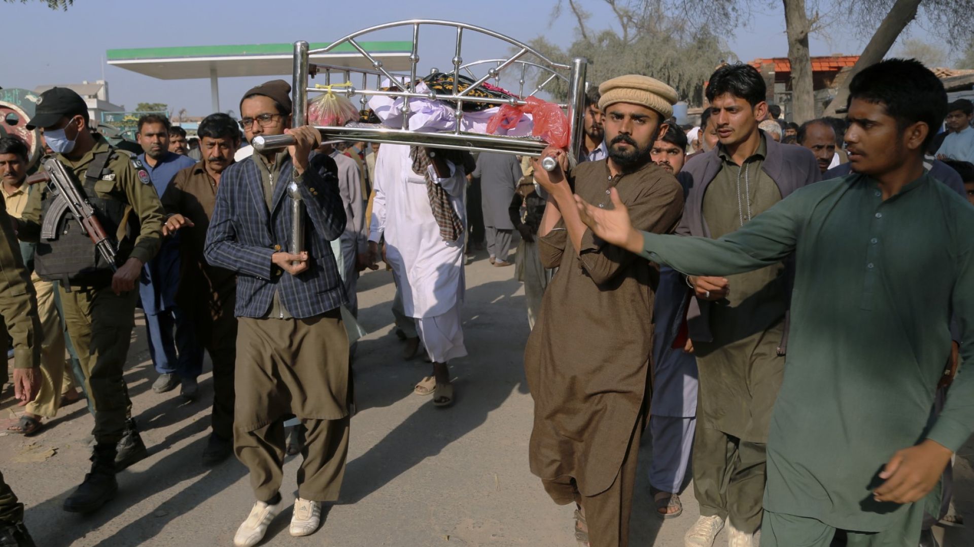 Побесняла тълпа пакистанци уби с камъни мъж, обвинен в оскверняване на Корана (снимки)