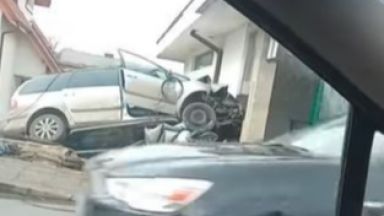 Автомобил помете стълб и се заби в траурна агенция в центъра на Курило (видео)