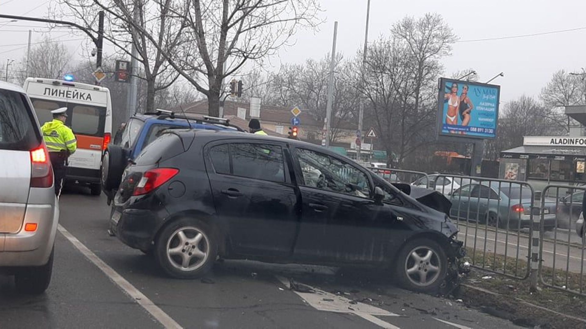 Тежка катастрофа на възлов булевард в София, трима са откарани в болница (снимки)