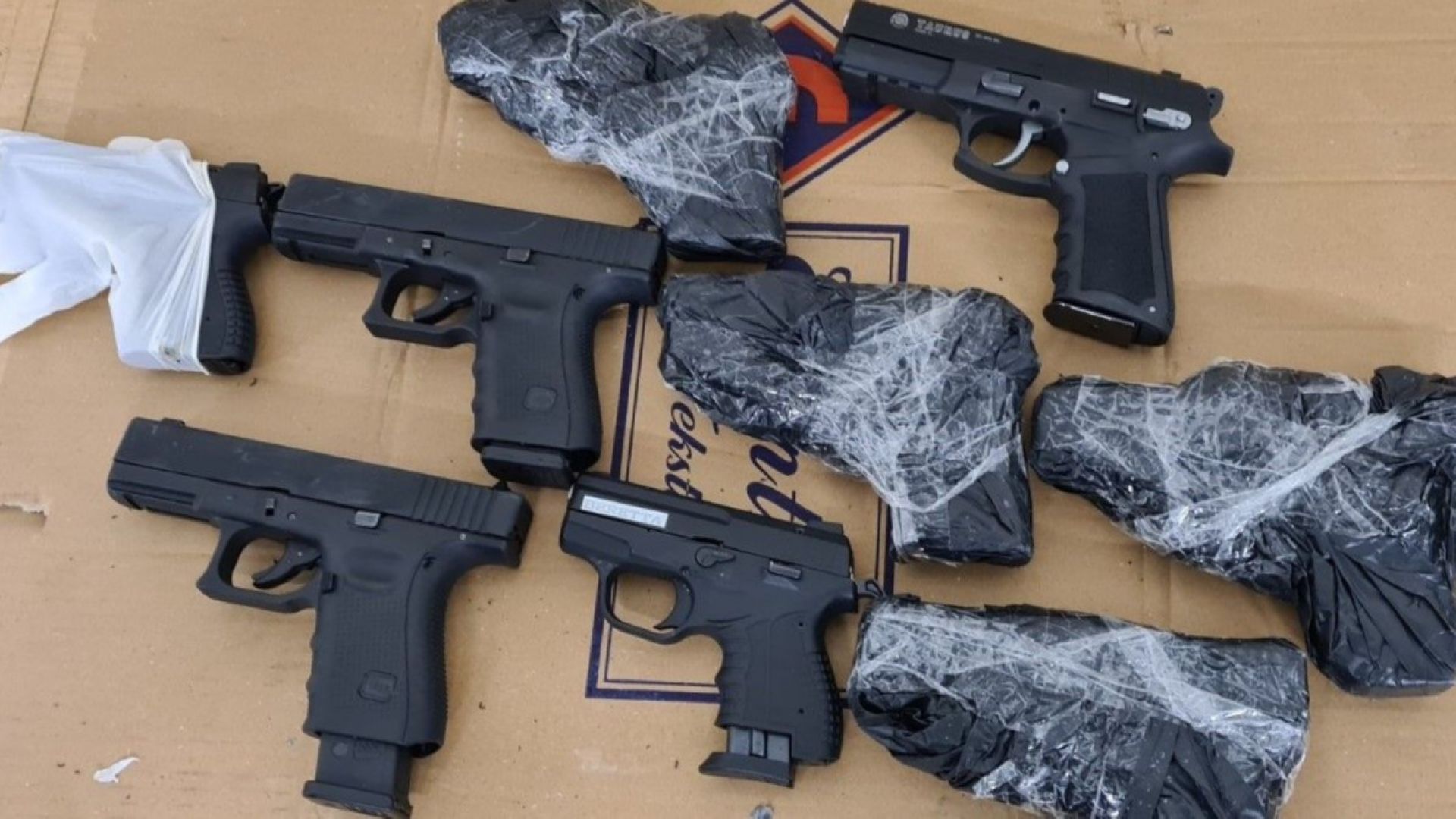 Контрабандни бойни пистолети задържаха митничарите на МП Капитан Андреево