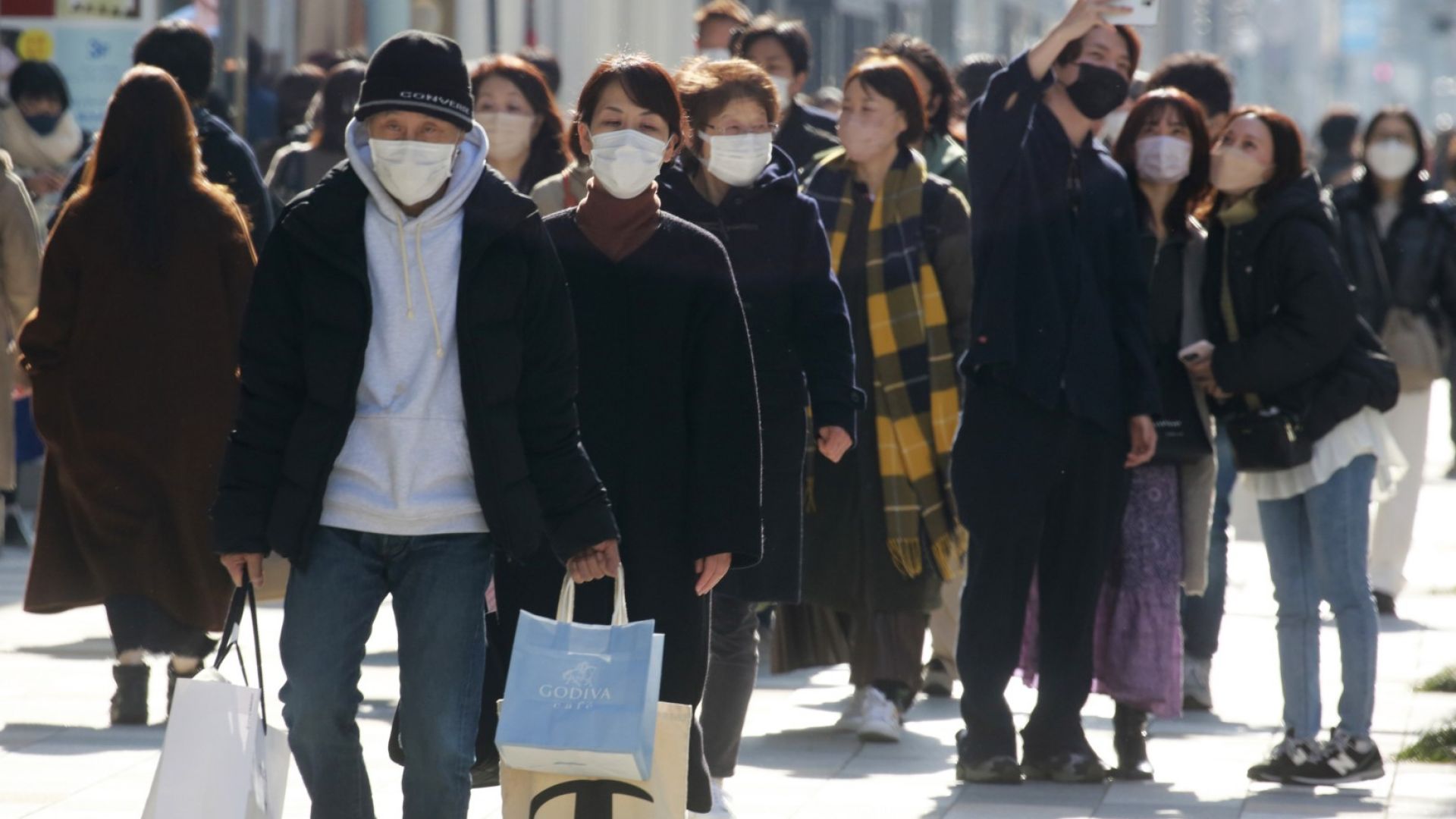 Токио "принизява" коронавируса до болест от 5-а категория като сезонния грип