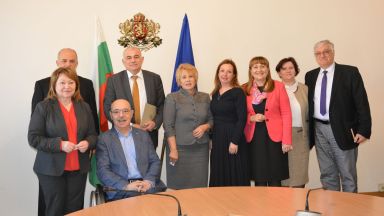 Министърът на труда и социалната политика Георги Гьоков събра свои