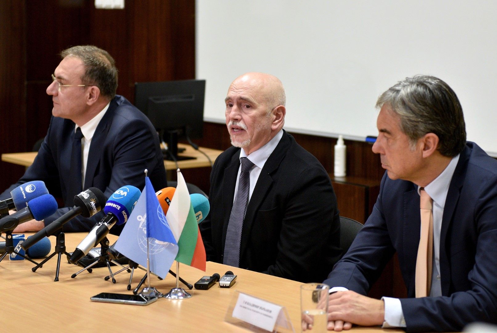 Министърът на транспорта Николай Събев (в средата) участва в дискусия по развитие на пристанищата