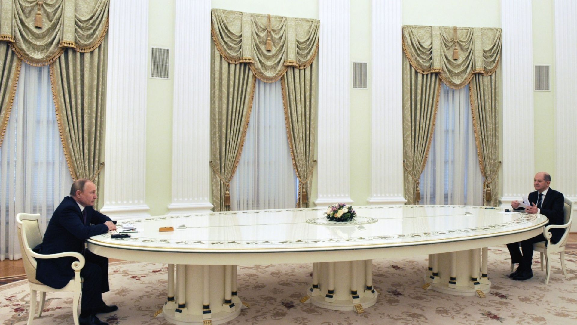 Италианска фирма е произвела масата, на която Путин дискутира със западните лидери