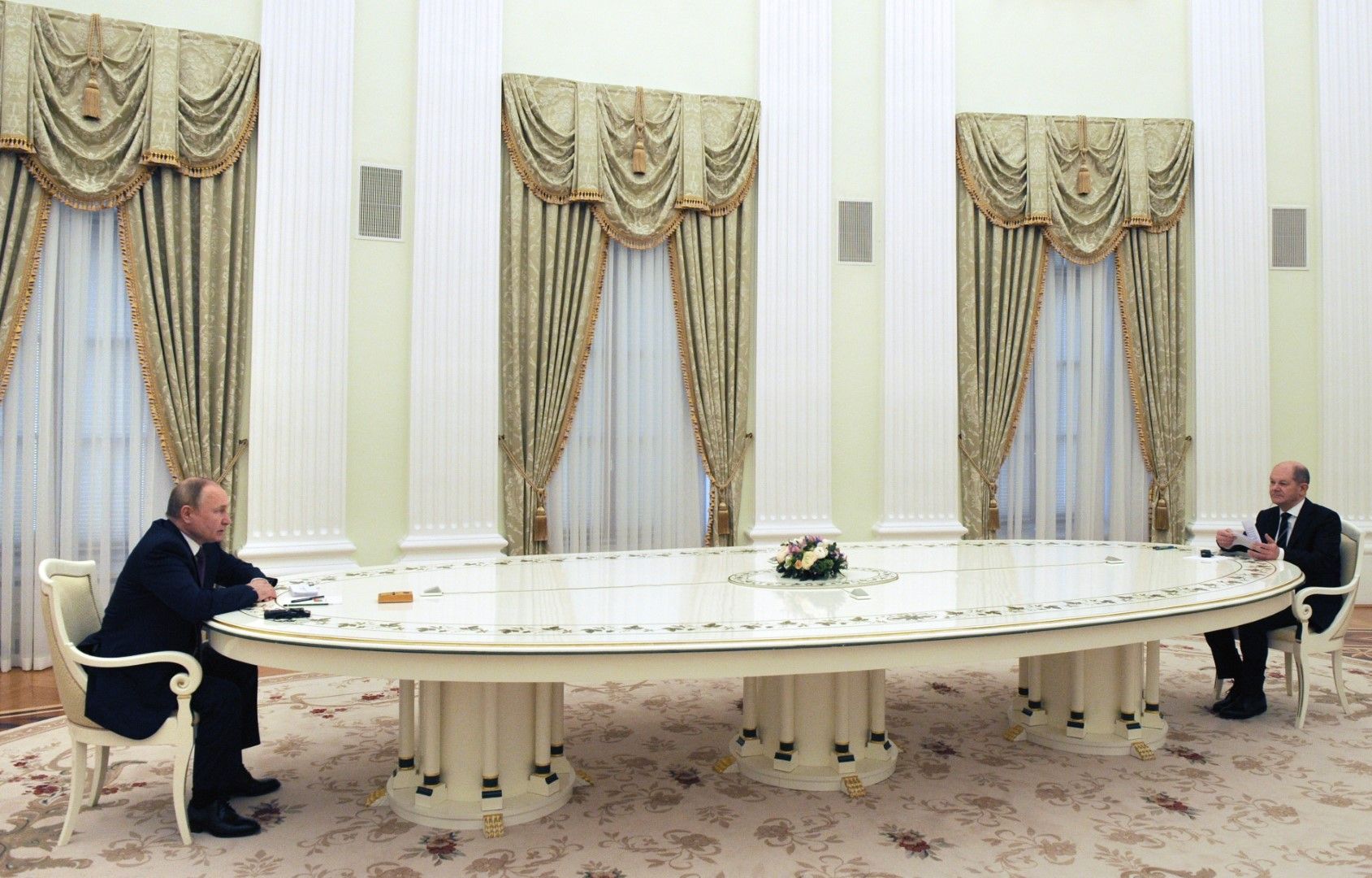 Владимир Путин и Олаф Шолц преговарят на дългата маса в Кремъл