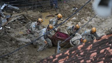 Осемнадесет души загинаха в резултат на проливните дъждове предизвикали свлачища