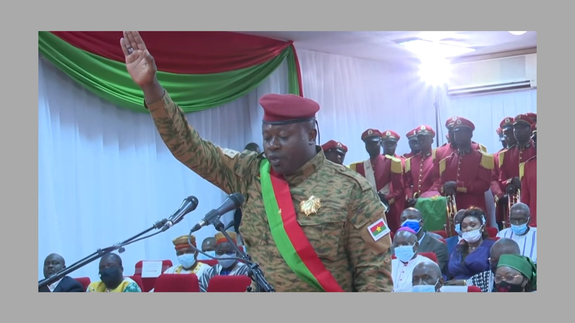 Лидерът на преврата в Буркина Фасо се закле като президент (видео)