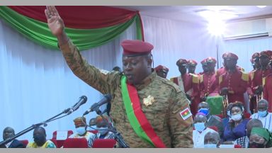 Лидерът на преврата в Буркина Фасо се закле като президент (видео)