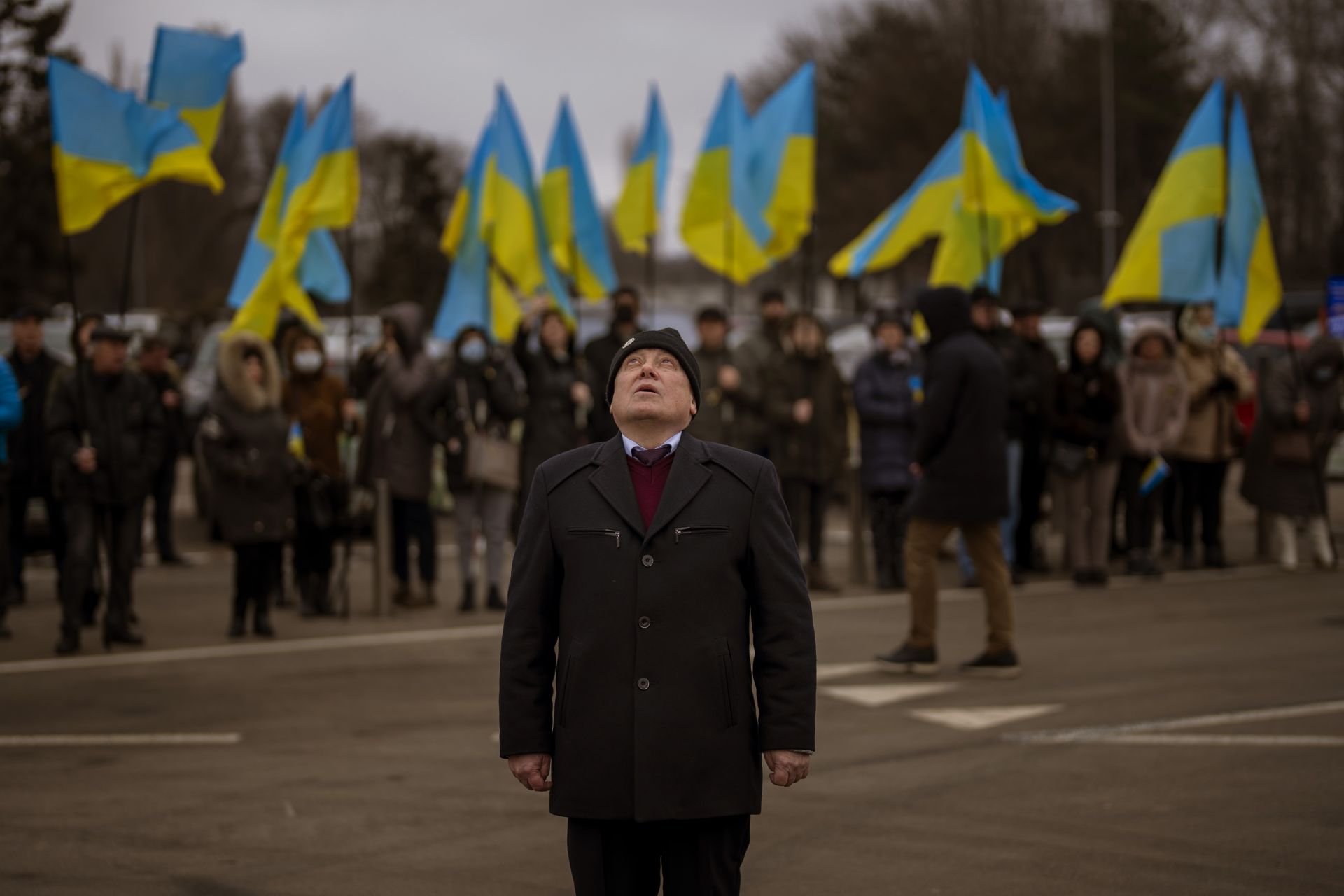  Хората държат украински флагове, до момента в който се събират, с цел да отпразнуват Деня на единството в Одеса 