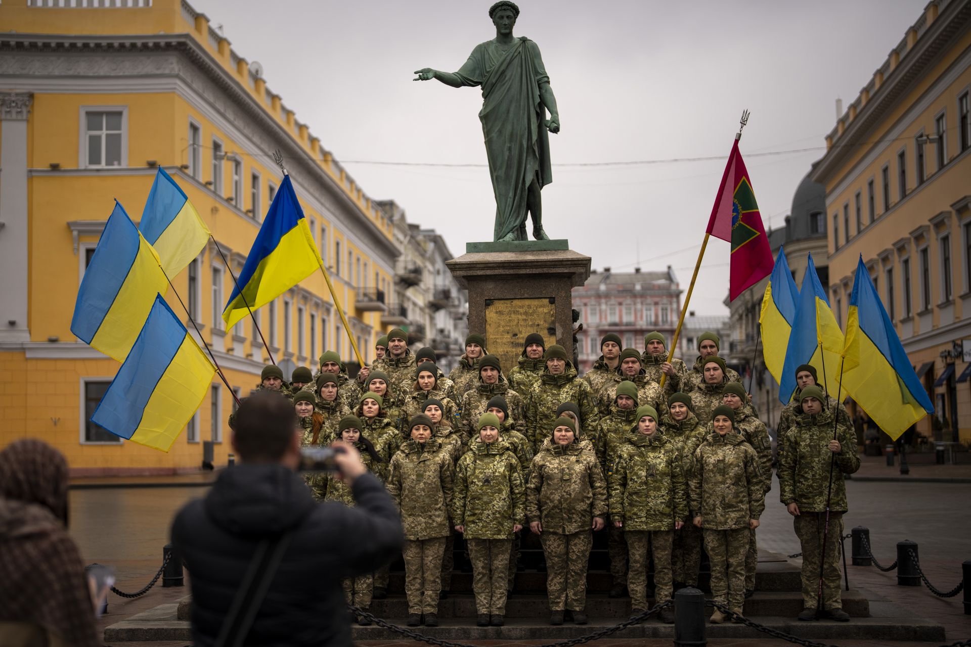 Войници на украинската армия позират за снимка, докато се събират, за да отпразнуват Деня на единството в Одеса