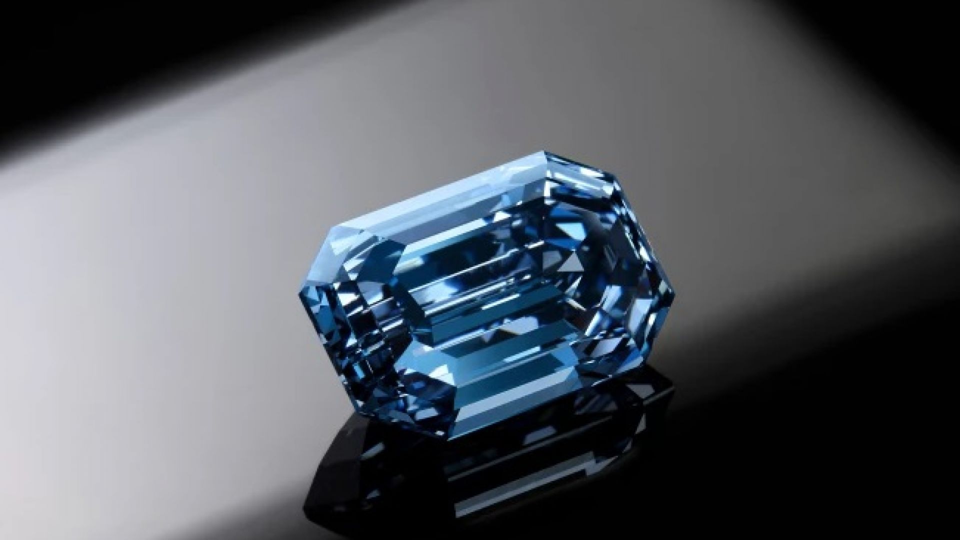 Най-големият и най-ценен син диамант се продава на търг 