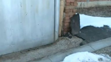 Жители на самоковското село Драгушиново къртят с кирки чисто новия