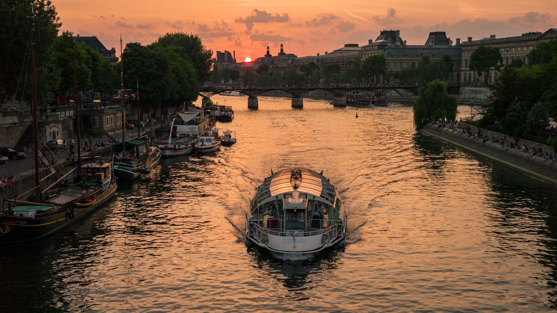 Парти на лодка по Сена