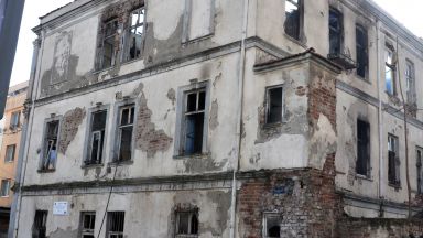Два пъти гасиха пожара в сградата на улица "Булаир" в Бургас (снимка)