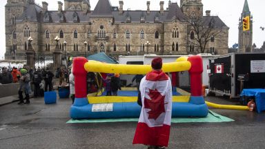 Канадската полиция арестува двама лидери на стотиците протестиращи в Отава