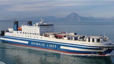 Гръцките власти арестуваха капитана и двама механици на запалилия се