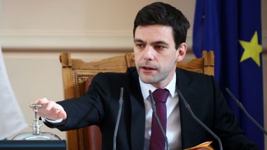 Няма внесена оставка на военния министър Стефан Янев но ако