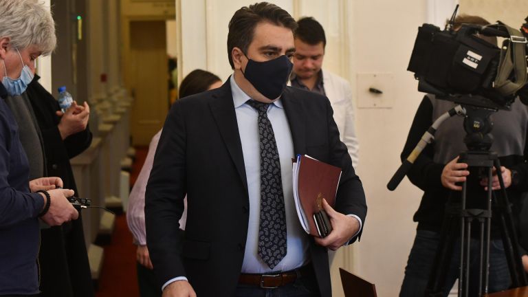 Финансовият министър Асен Василев каза в кулоарите на парламента, че
