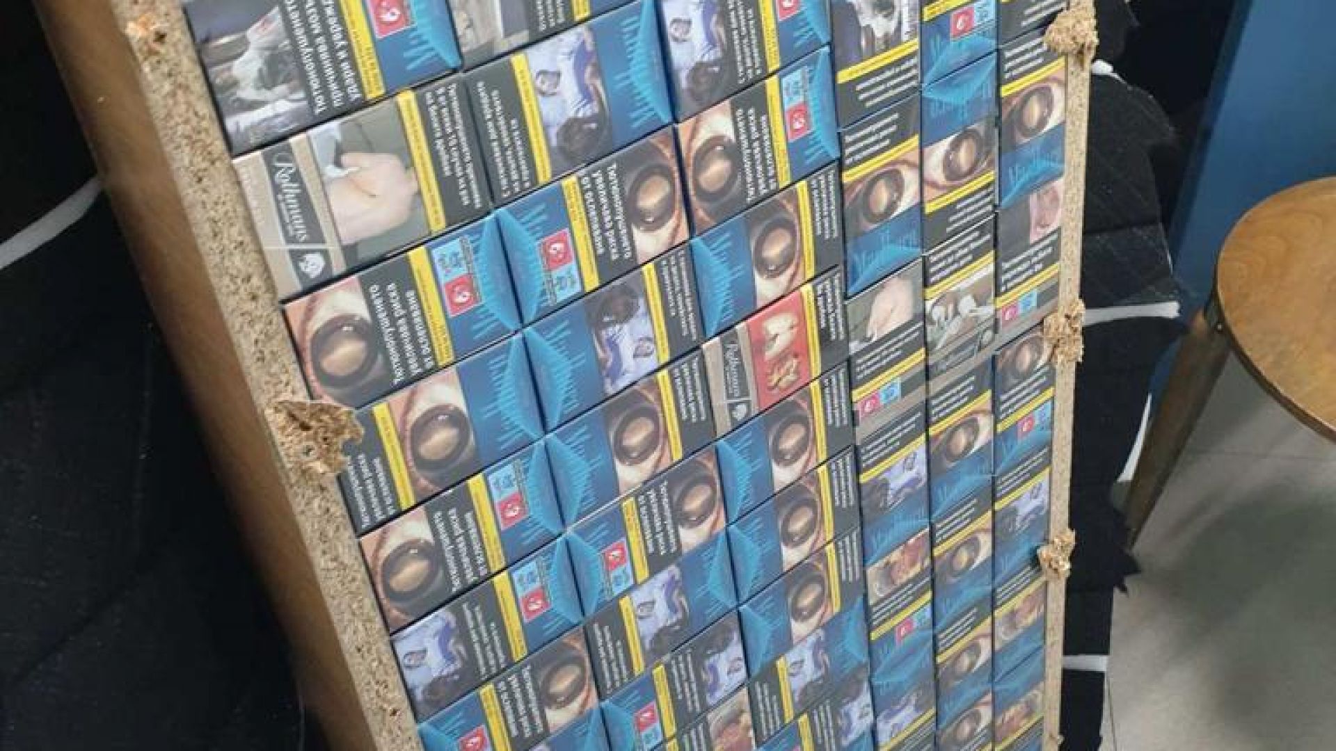 Рентген "хвана" 200 стека цигари в чекиран багаж на летище София (снимки)