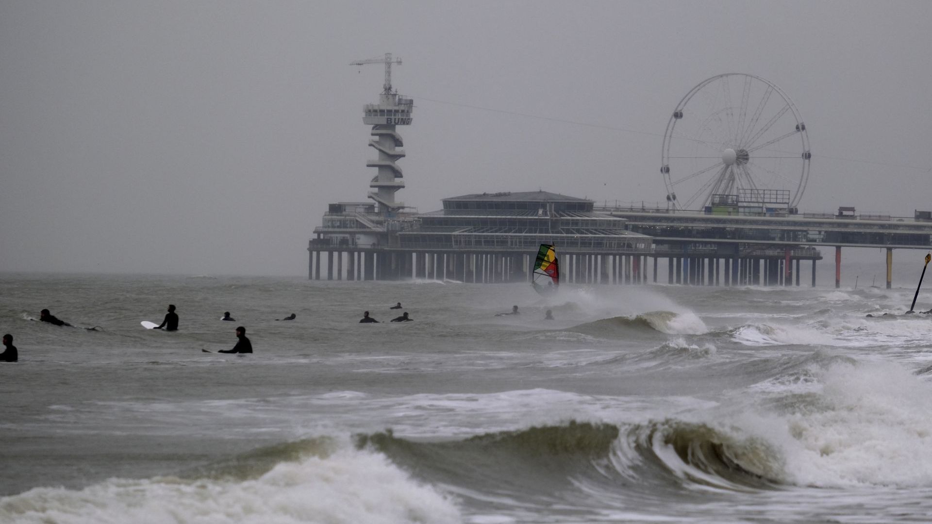 В Нидерландия сърфистите очакват големи вълни    