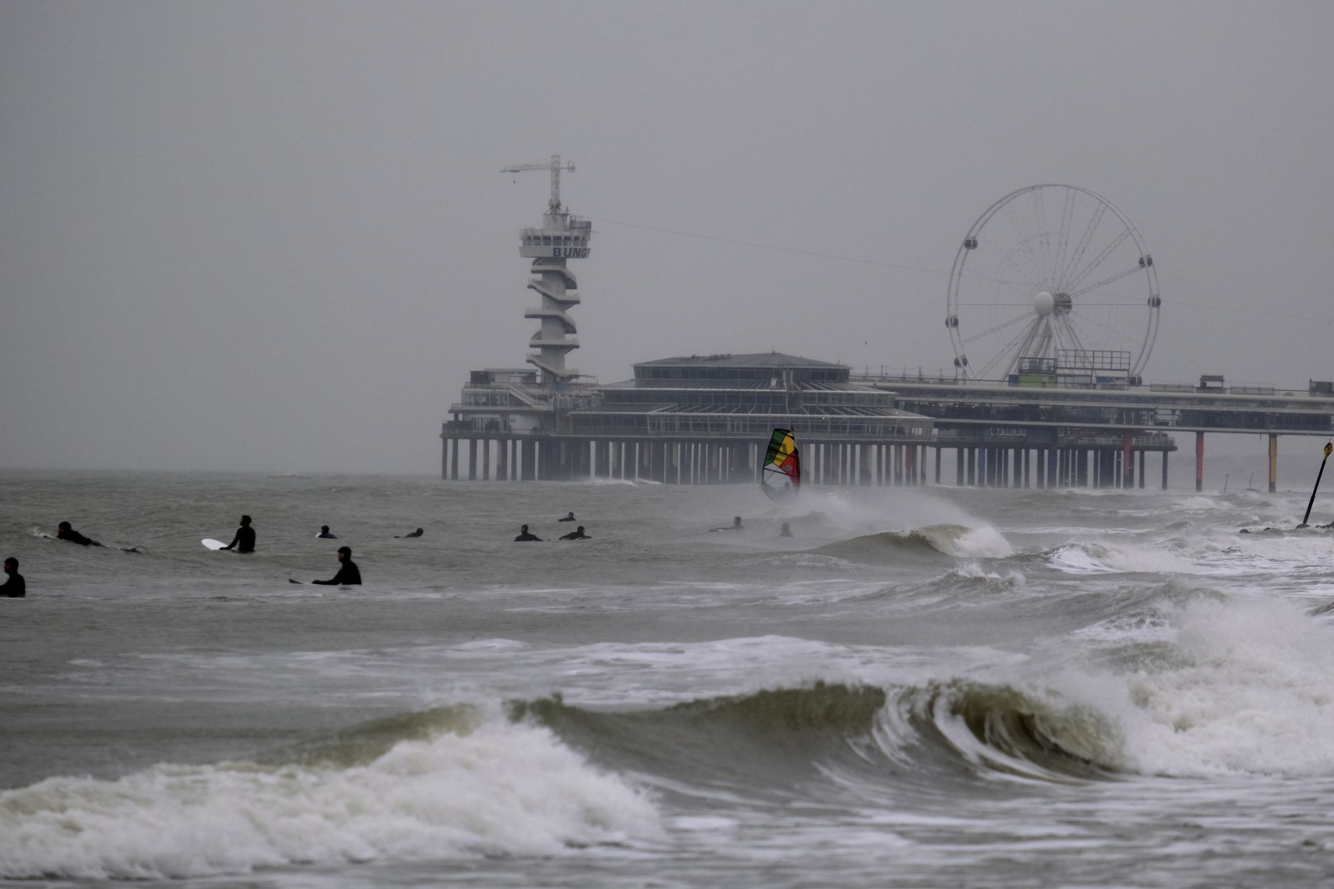 В Нидерландия сърфистите очакват големи вълни    