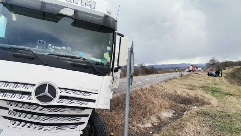 Шофьор е загинал в катастрофа, станала малко след 13:00 ч.