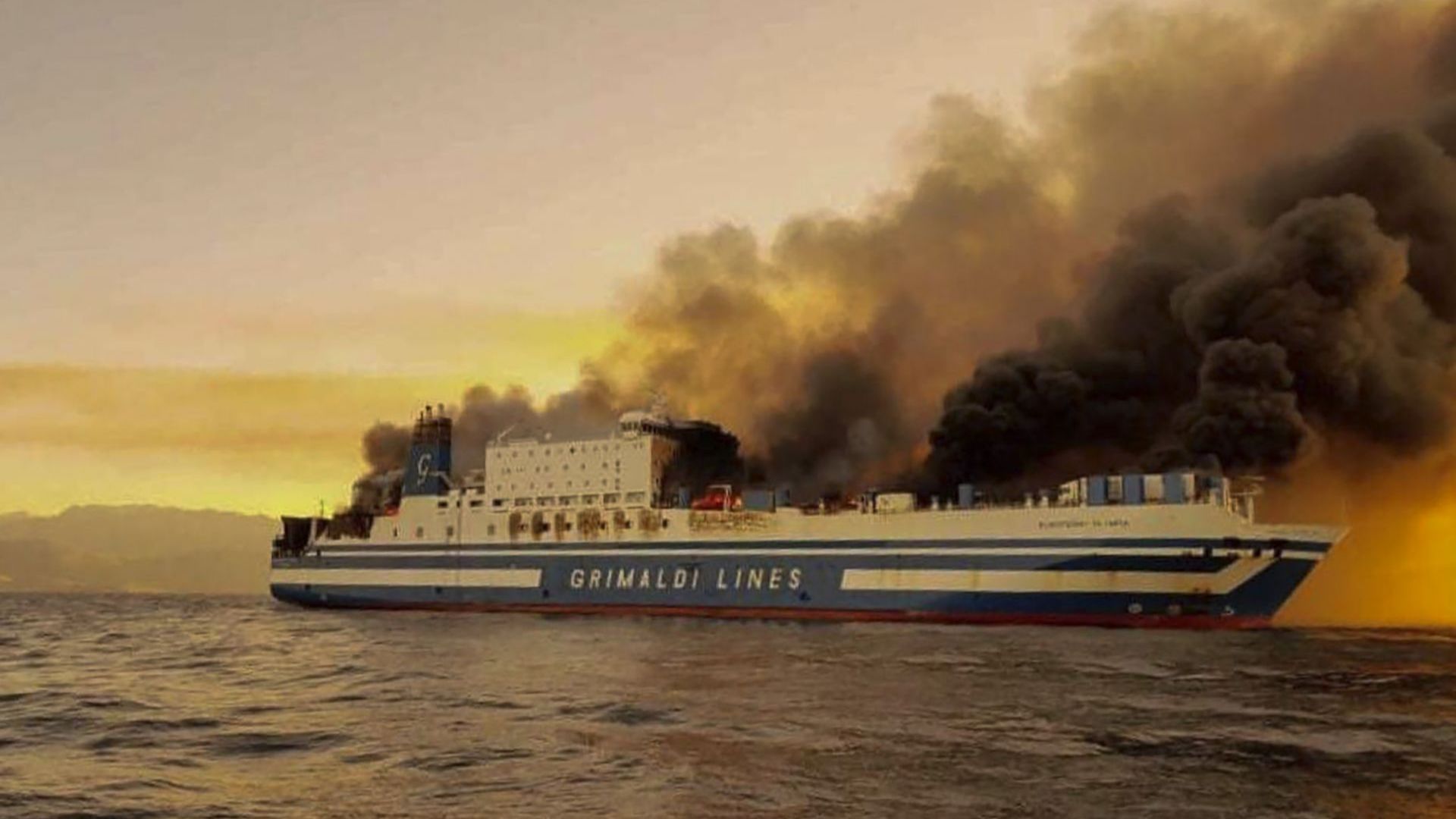  Продължава да гори фериботът край Корфу, 9 българи са в неизвестност