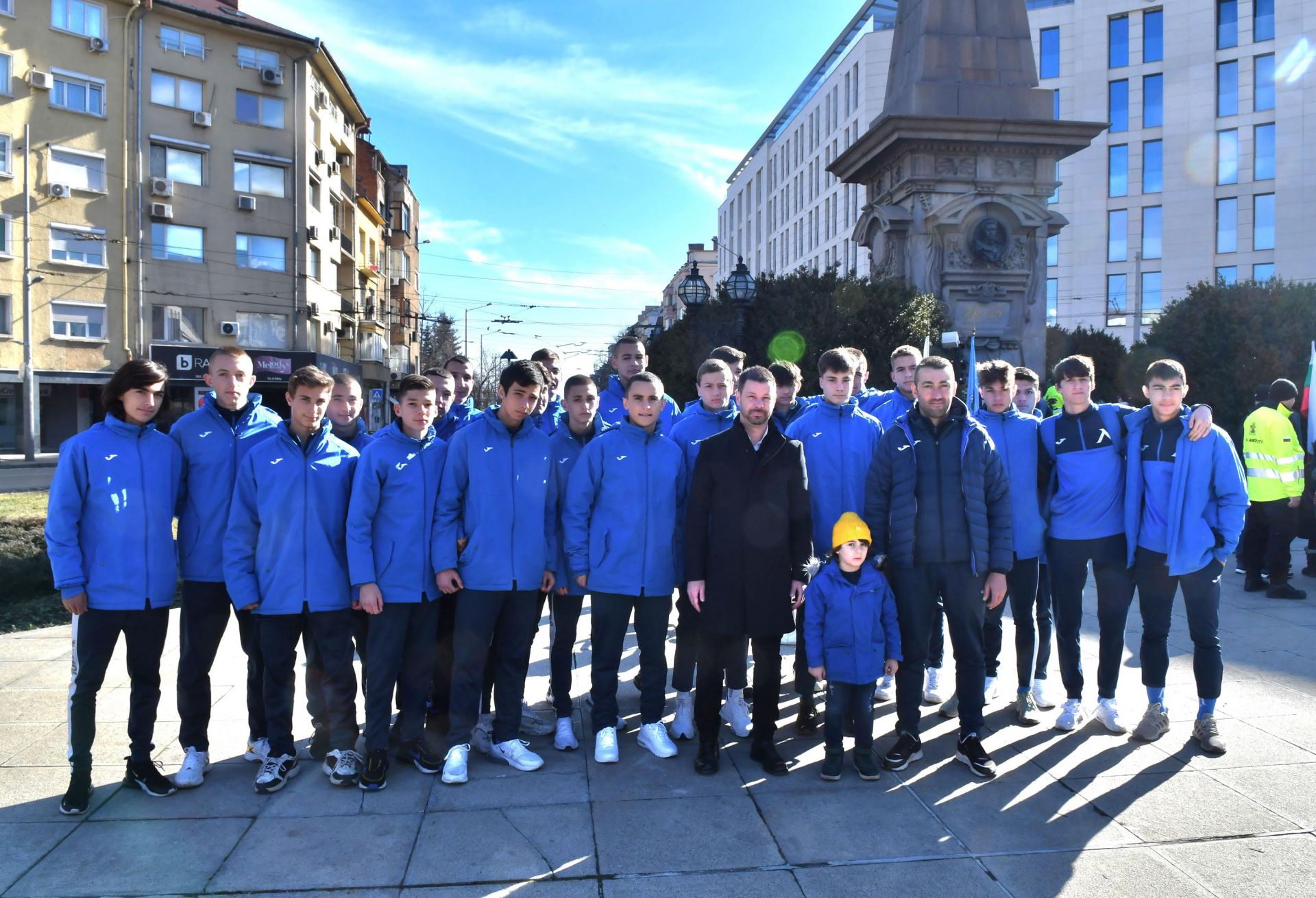 Децата от школата на ФК "Левски" се поклониха през Паметника на Апостола на свободата в София