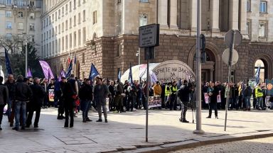 Пожарникари и спасители от синдикат Огнеборец се събраха на протест