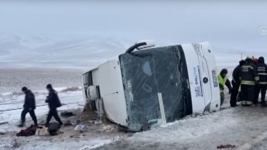 Туристически автобус се преобърна на магистрала в Турция, 6 жертви и 41 ранени (видео)